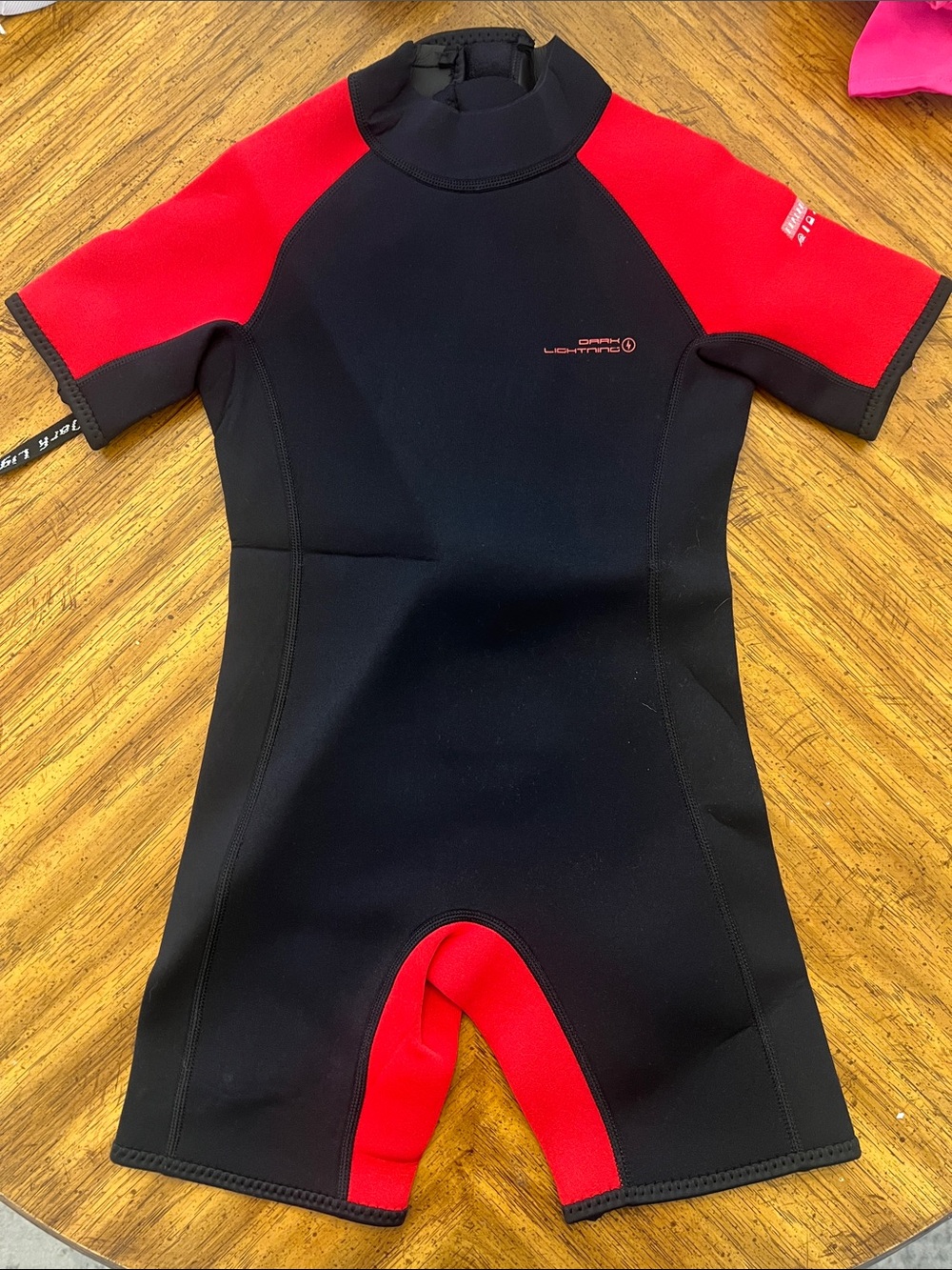 Children's Short Sleeve Swim Rashguard Suit in Black and Red